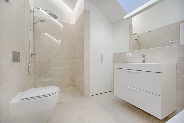 en ren, glänsande duschkabin i ett ljust badrum